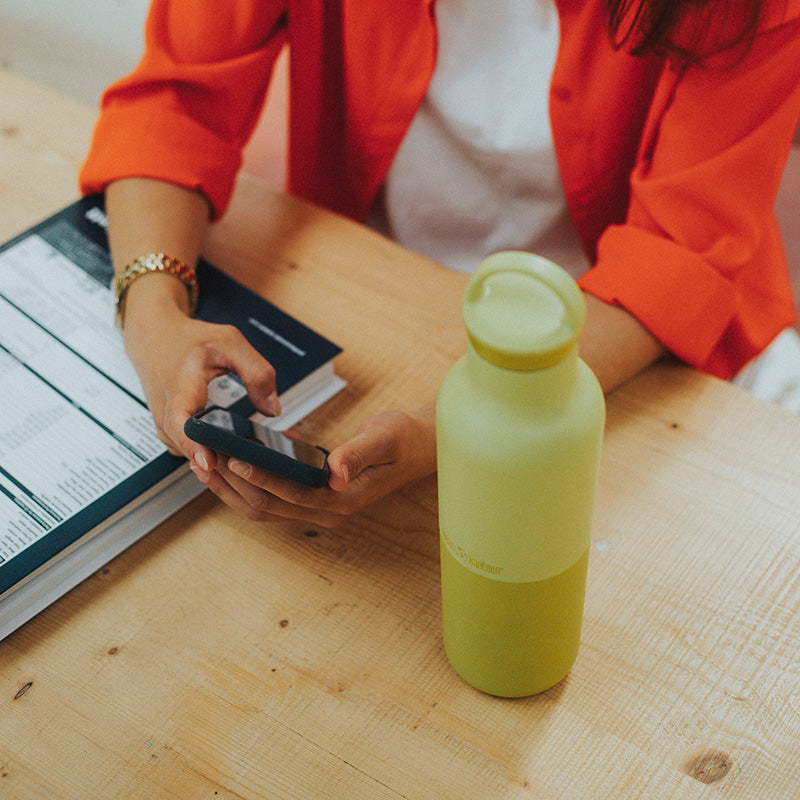 20oz-rise-classic-with-arch-loop-cap-f8 20oz_rise_classic_insulated_bottle_acacia_worker_phone_square.jpg