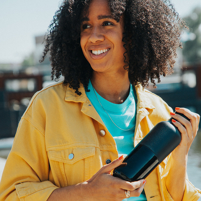 20oz-rise-classic-with-arch-loop-cap-f8 20oz_rise_classic_insulated_bottle_black_woman_smile_square.jpg