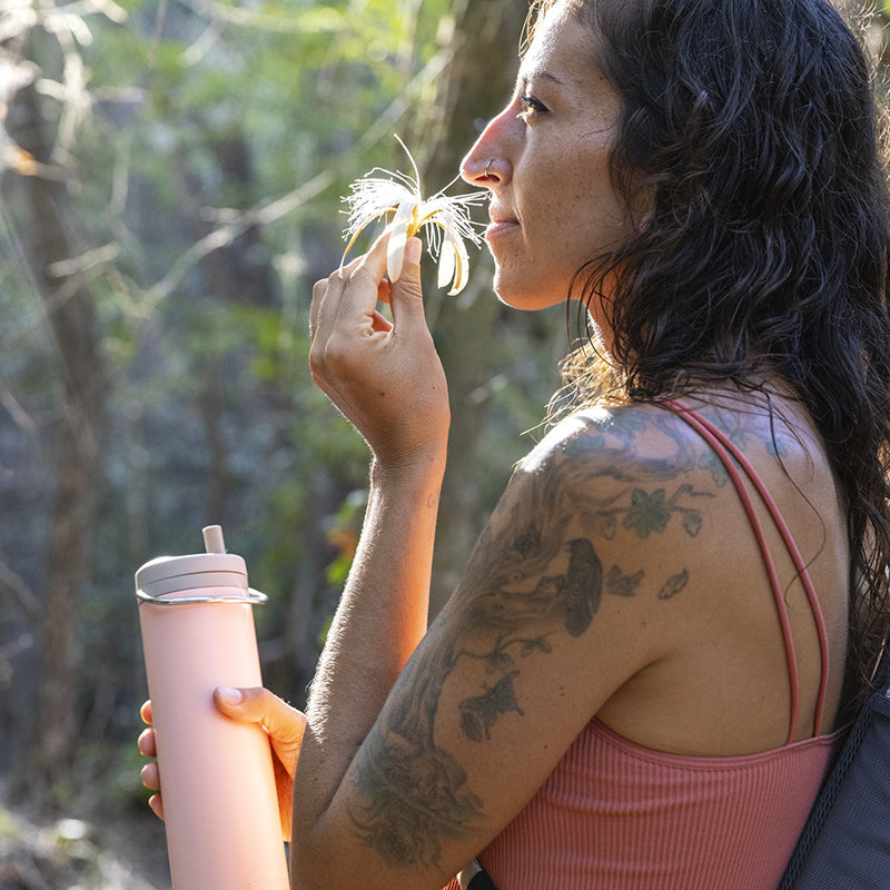 20oz-tkwide-with-twist-cap-l5 tkwide_20oz_insulated_bottle_twist_woman_flower_costarica_square.jpg